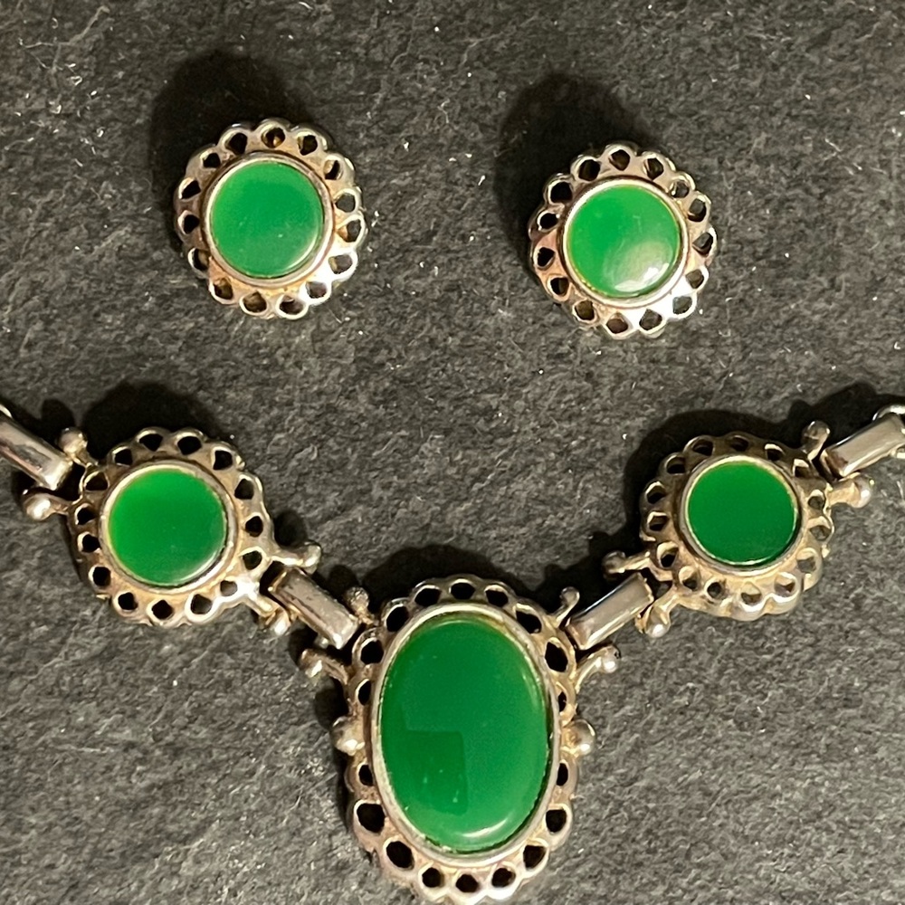 Vintage Lustern Green Cabochon Jewelry Set (Necklace/Clip-on Earrings)